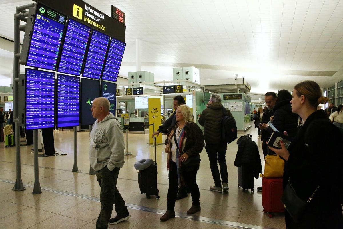 El temporal de fuertes lluvias en Barcelona y resto de Catalunya ha provocado al menos 47 cancelaciones y dos desvíos de vuelos, además de numerosos retrasos en el aeropuerto de Barcelona-El Prat