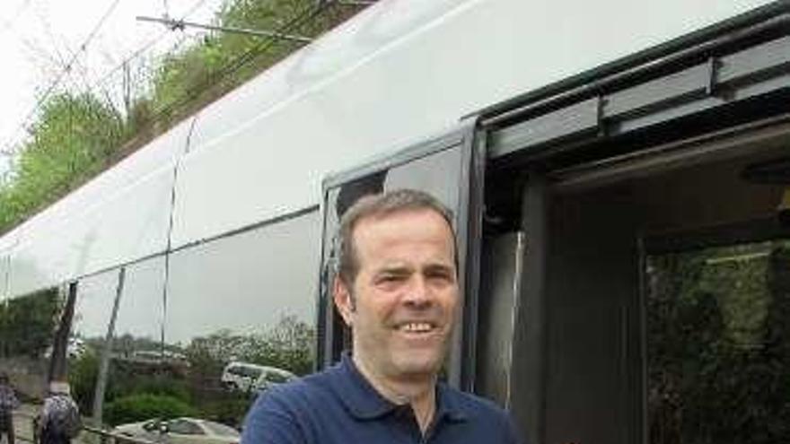 Paco Grande, instantes antes de subirse al tren fluvial para seguir la 39.ª edición del Descenso de Río Piloña.