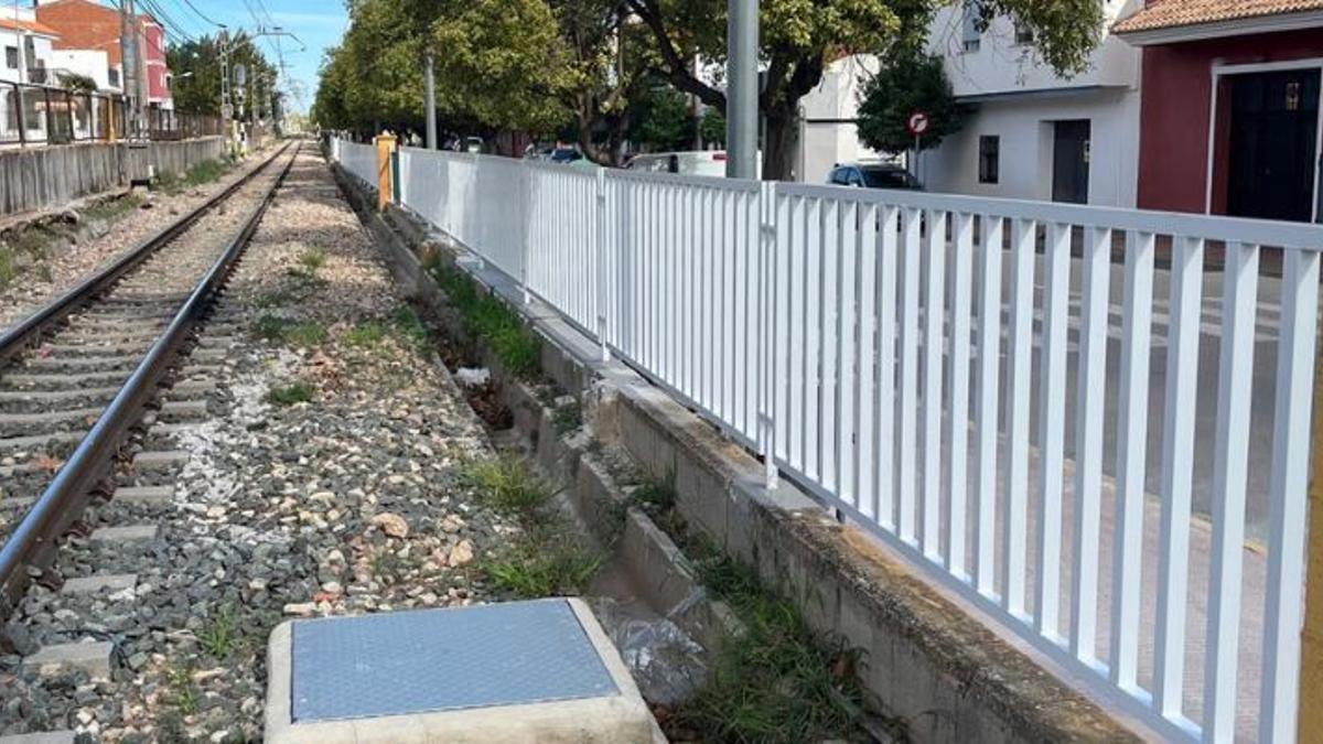FGV renueva el vallado de la estación de Alginet para reforzar la seguridad.