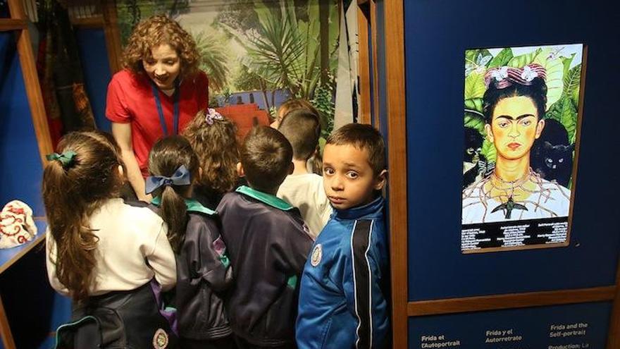 Escolares, participando en la exposición-taller sobre la pintora mexicana Frida Kahlo.