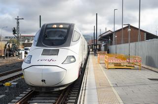 Renfe inaugura la línea Madrid-Extremadura con billetes a 18 euros y dos trenes diarios