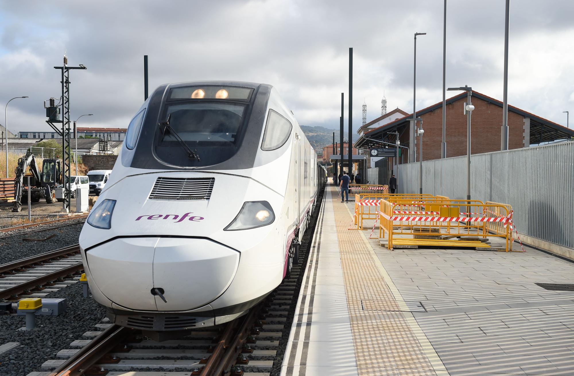 El tren entre Madrid y Extremadura reduce el tiempo del trayecto en 51 minutos.