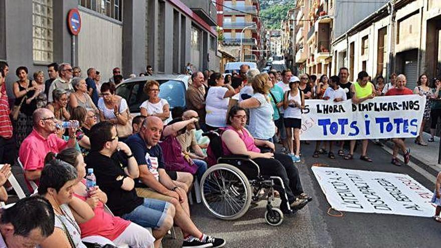 Manifestació a favor de la continuïtat dels serveis, el juliol davant del Consell
