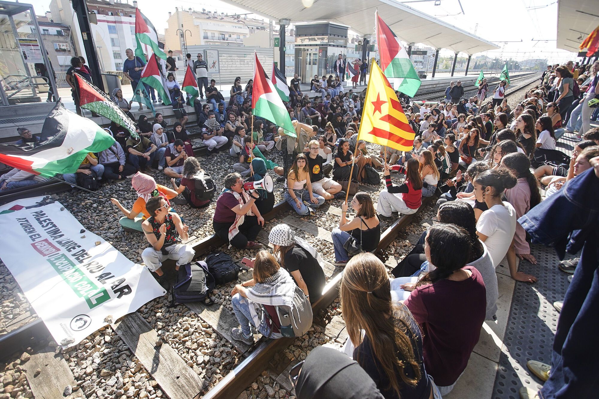Girona estació tren convencional vies tallades manifestació propalestina intersindical