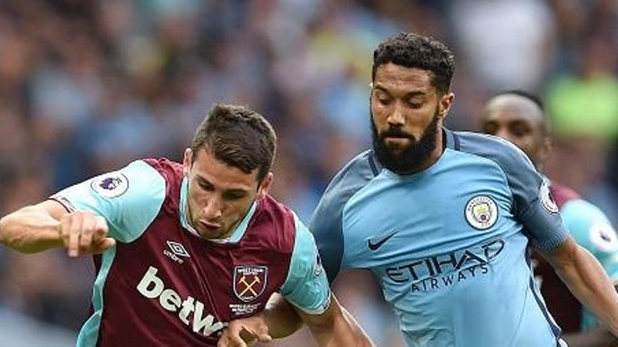 Calleri pelea un balón con Clichy.