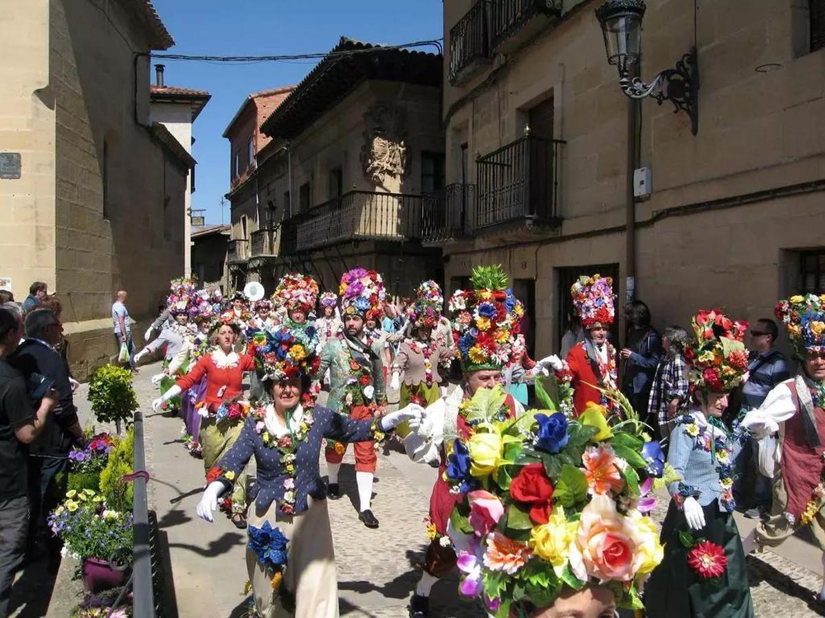 En Elciego conmemoran su Mercado de la Flor y la Huerta con desfiles y ofrendas floreales