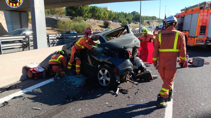 Los bomberos excarcelan a dos personas atrapadas en sus vehículos tras chocar en Paterna