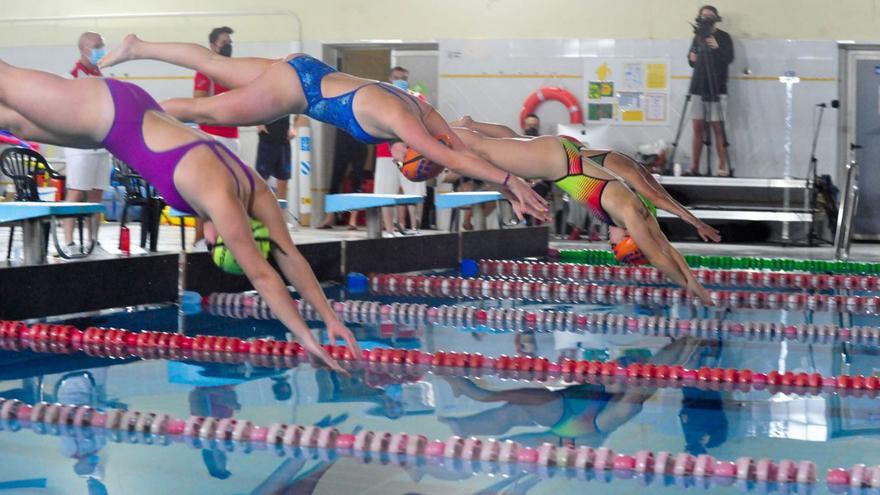 Cuatro mujeres saltan al agua en la piscina municipal de Vilagarcía.