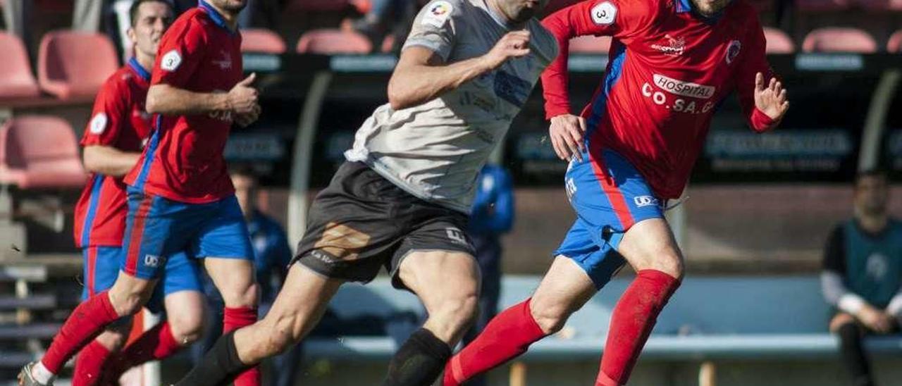 Diego Vieytes persigue a un delantero del Ourense CF durante uno de los dos partidos que disputaron en el campo de O Couto. // Iñaki Osorio