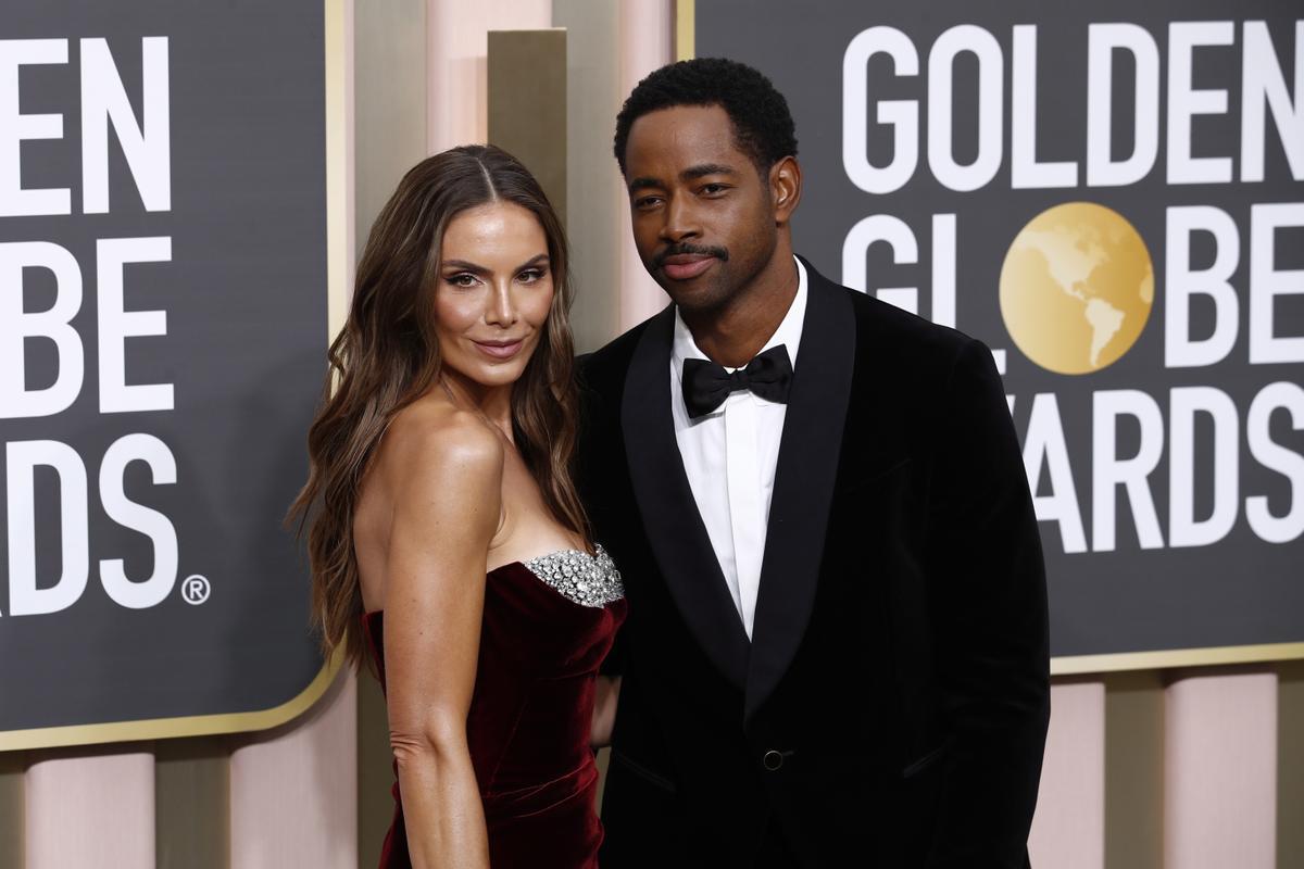 Beverly Hills (United States), 11/01/2023.- Nina Senicar (L) and Jay Ellis (R) arrive for the 80th annual Golden Globe Awards ceremony at the Beverly Hilton Hotel, in Beverly Hills, California, USA, 10 January 2023. Artists in various film and television categories are awarded Golden Globes by the Hollywood Foreign Press Association. (Estados Unidos) EFE/EPA/CAROLINE BREHMAN