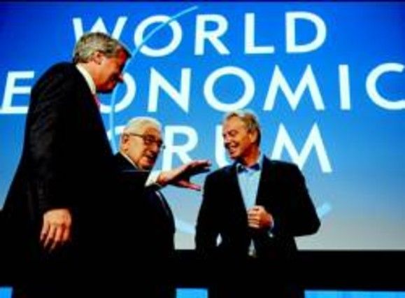 James Dimon, de JP Morgan, conversa con Henry Kissinger (centro) y Tony Blair en el foro de Davos, ayer.