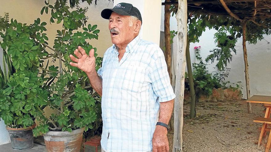 Antonio Marí en la casa que construyó su abuelo y donde vivió durante años, en Pou des Lleó