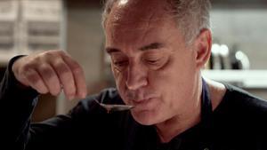 Ferran Adrià, catando un plato.