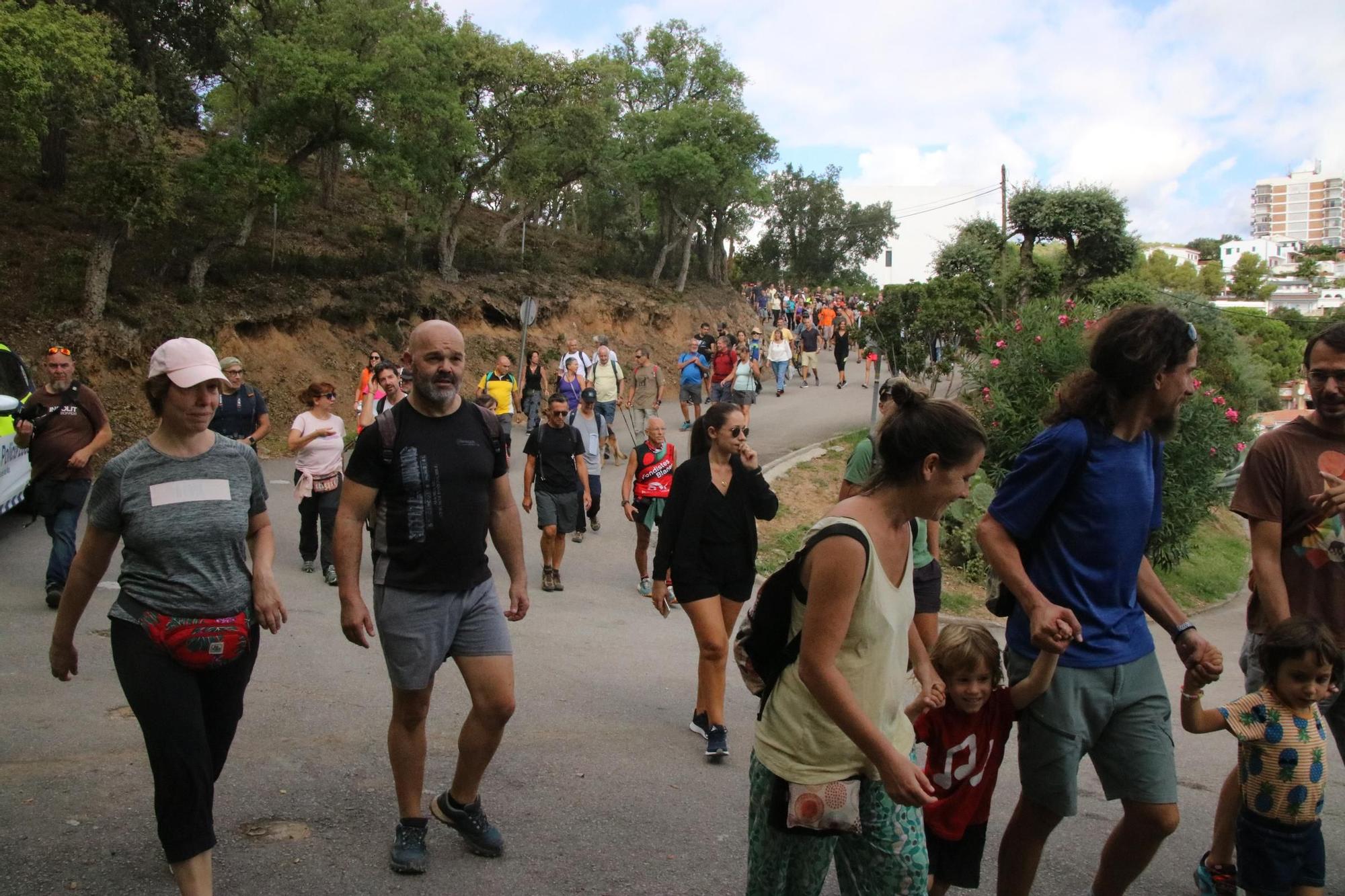 Els activistes han demanat la reobertura del camí de ronda al seu pas per Can Juncadella