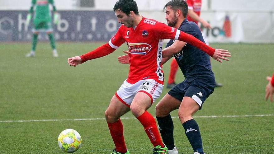 Brais Vidal protege el balón ante la presión de un jugador del Polvorín. // Bernabé/J. Carlos Asorey