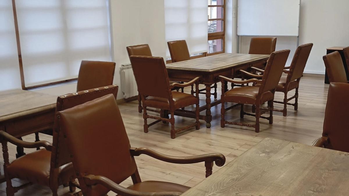 Repuesto el mobiliario del Casino Obrero de Trubia | APHIT