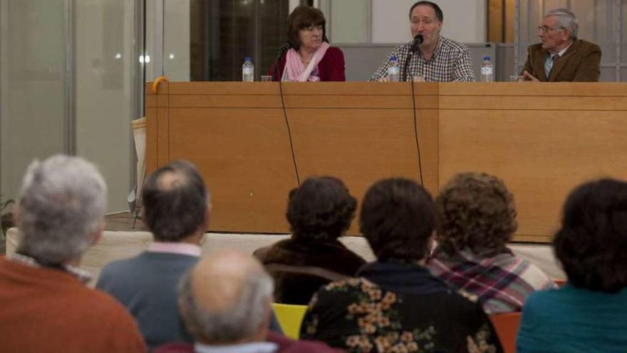 José Ramón Oliva, en el centro de la mesa, se dirige al público que acudió a la charla.