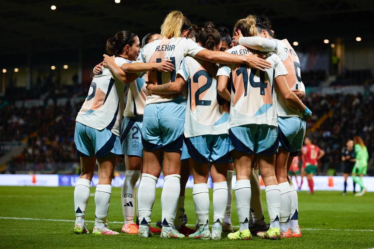Las futbolistas de España celebrando un gol contra Portugal