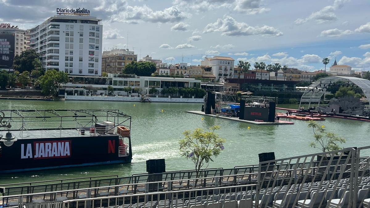 Gradas preparadas en el margen del río Guadalquivir para el evento de Netflix en Sevilla.