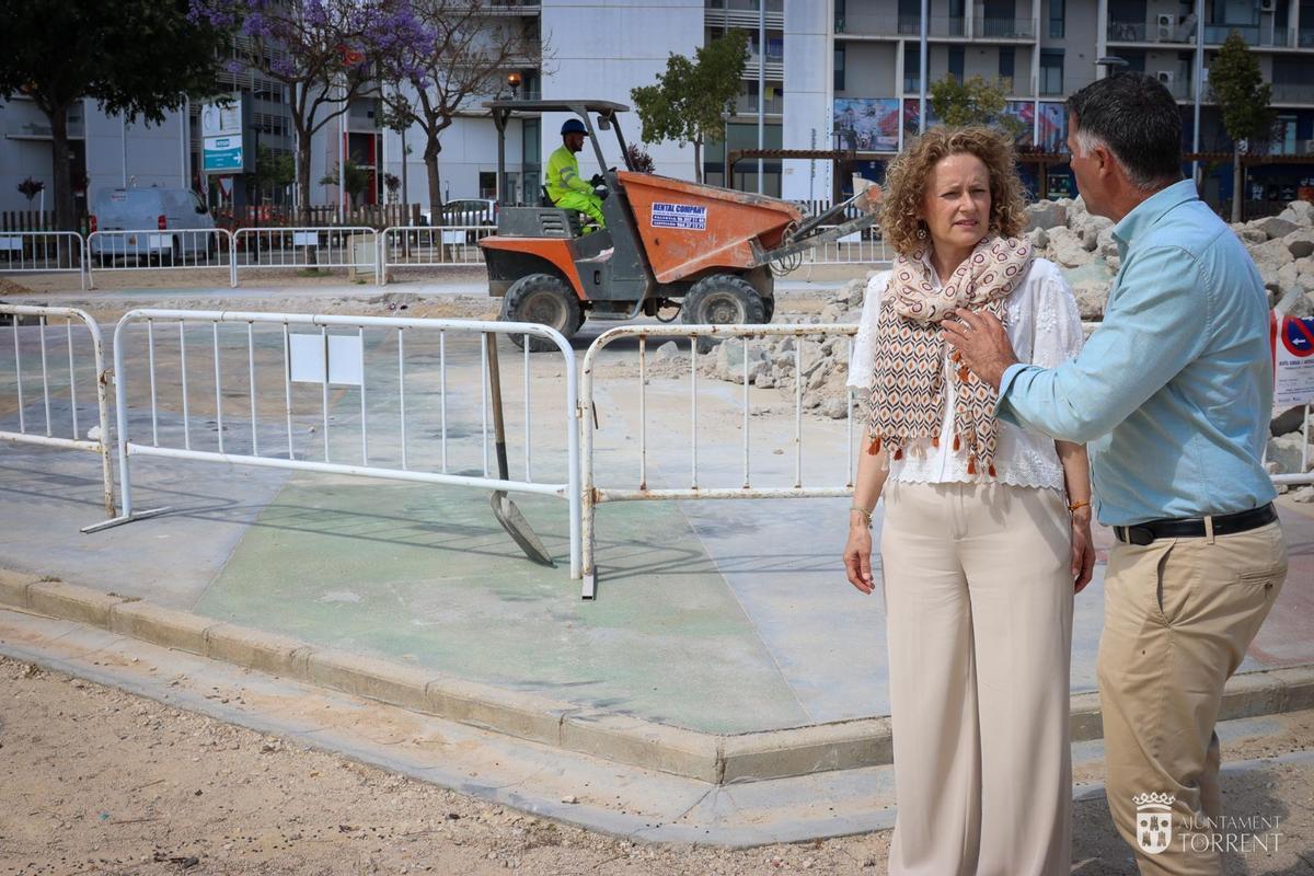 La alcaldesa de Torrent junto a concejal supervisan las obras.