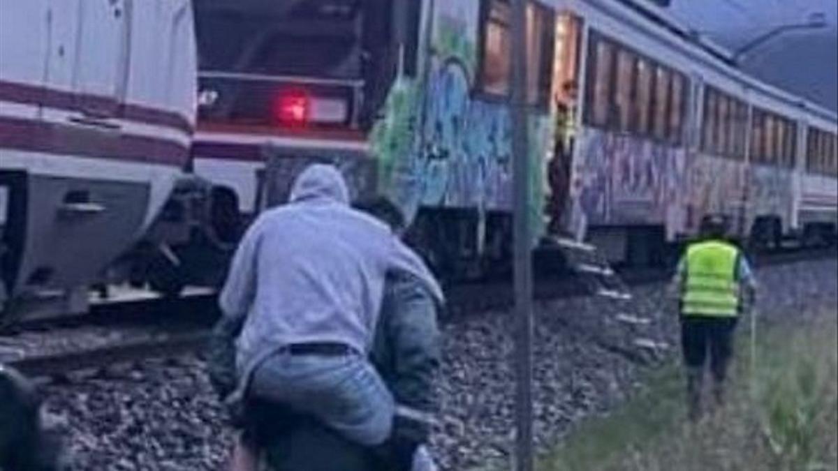 Agentes de la Guardia Civil auxilian a los pasajeros del tren averiado.