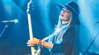 Fin de fiesta para el Festival de la Guitarra con la diosa de la seis cuerdas y Blind Guardian