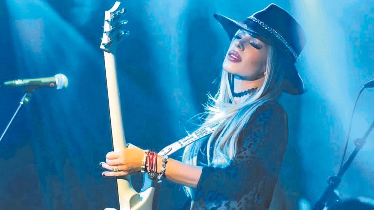 Orianthi durante una actuación