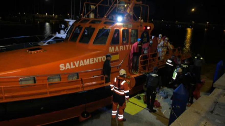 Rescatada una embarcación con 26 personas a bordo cerca del Puerto de Barbate
