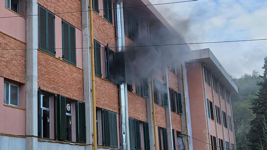 500 desalojados y las clases suspendidas por un incendio en el instituto de Sóller