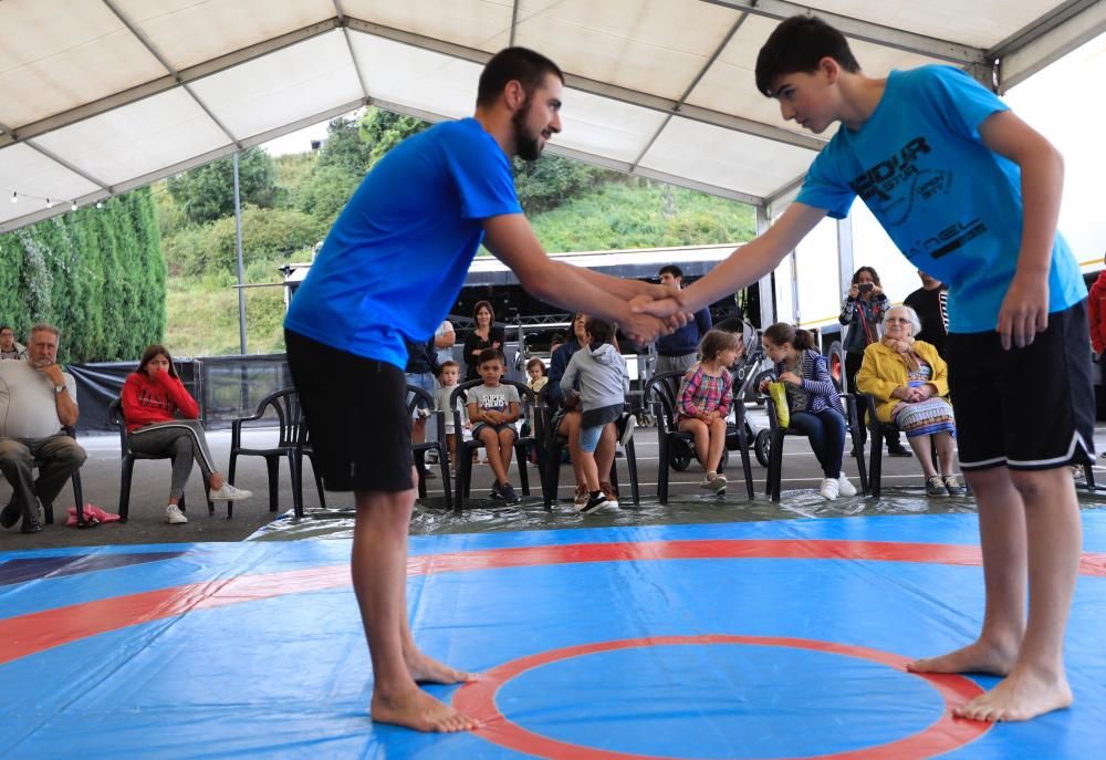 Demostración de lucha valtu en las fiestas de Llaranes