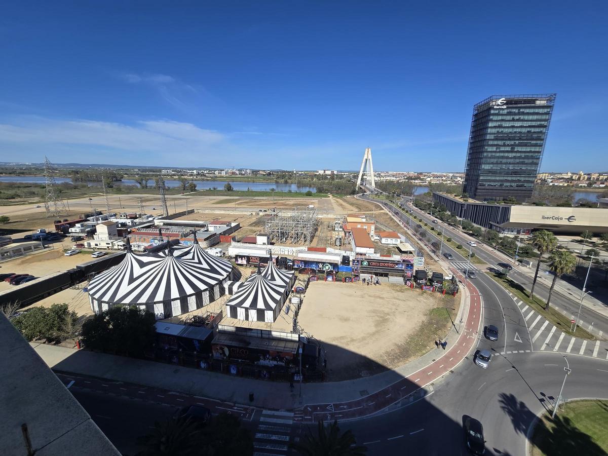 Vista de El Circo Encantado, instalado en una parcela de la calle Francisco Guerra, en Valdepasillas.