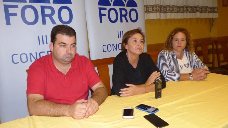 El alcalde de Salas, Sergio Hidalgo, Carmen Moriyón y la presidenta de Foro en Cangas, Paloma López.