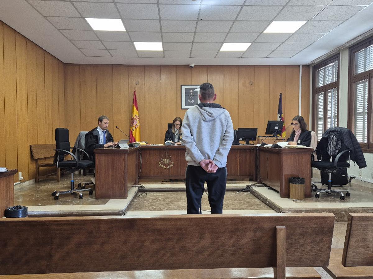 El presunto ladrón en el domicilio de Palma durante el juicio celebrado este jueves en Vía Alemania.