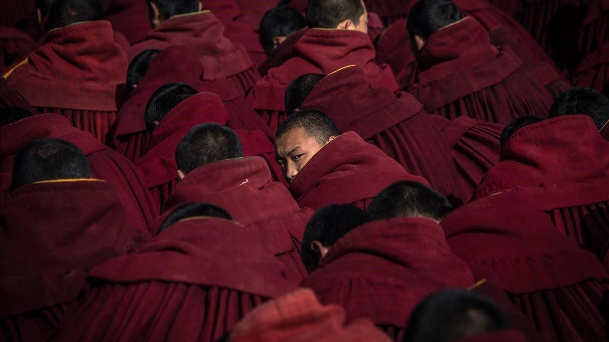 Monjes budistas tibetanos participan en un rezo durante el Gran Festival de la Oracion Monlam  en el monasterio Labrang  en China  