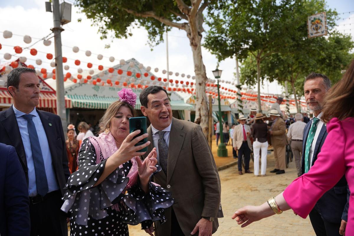 El presidente de la Junta de Andalucía, Juanma Moreno pasea por la Feria de Abril.