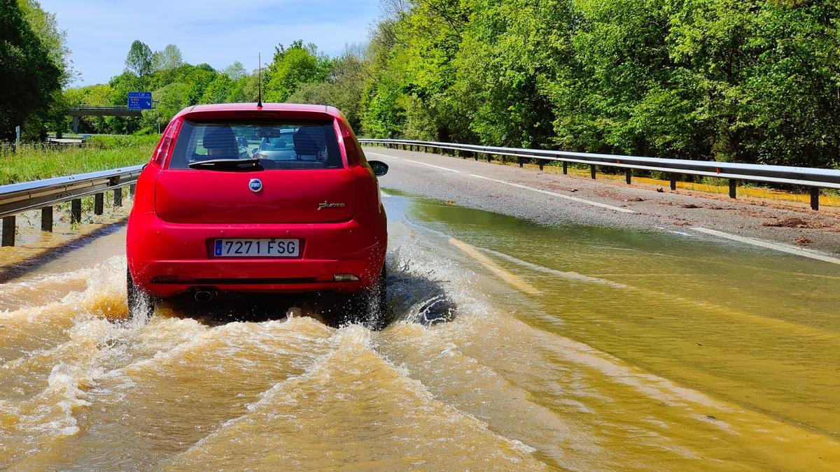 La rotura de una tubería provoca inundaciones en la autopista de Pola de Siero sentido Oviedo