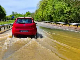 La rotura de una tubería provoca inundaciones en la autopista de Pola de Siero sentido Oviedo