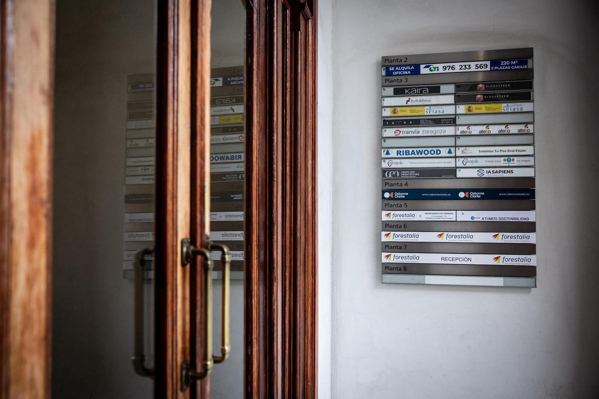 En imágenes | La Guardia Civil registra la sede de Forestalia en Zaragoza y el domicilio de Fernando Samper por el clúster del Maestrazgo