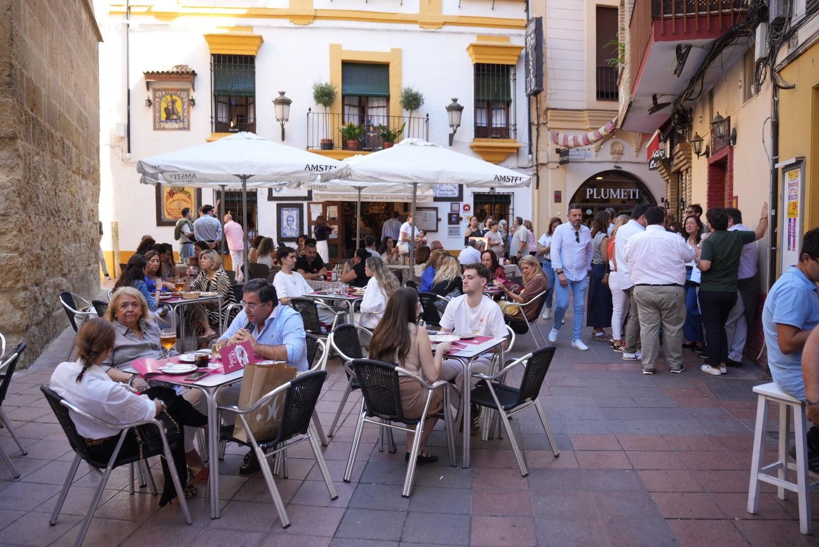 El ambiente en la hostelería cordobesa en el mediodía del Magno Vía Crucis