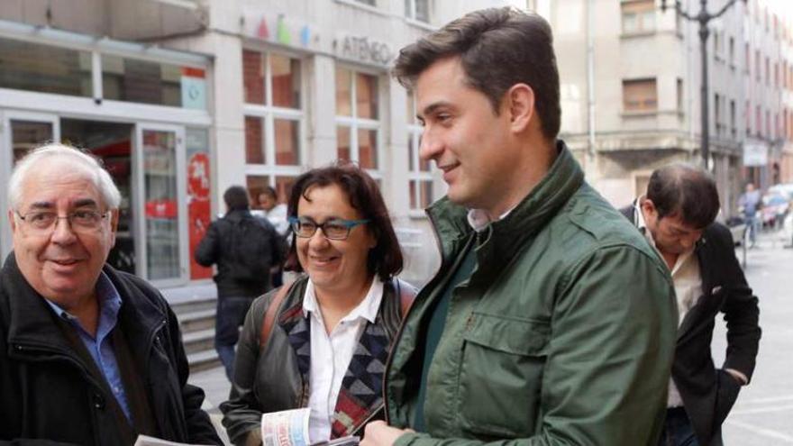 Por la izquierda, Vicente Álvarez Areces, Natalia González y José María Pérez, ayer, delante del Ateneo de La Calzada.