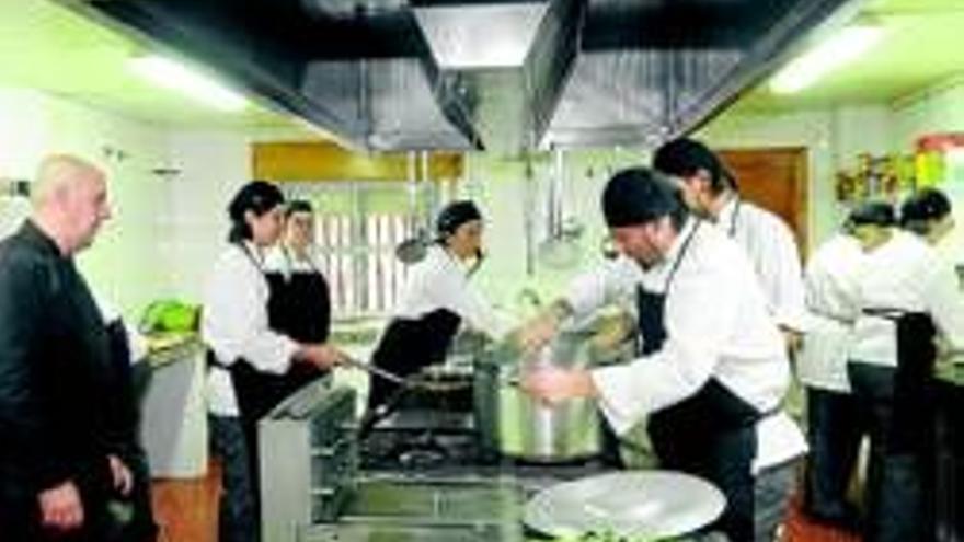 Cáritas forma a 18 desempleados en técnicas de cocina y catering
