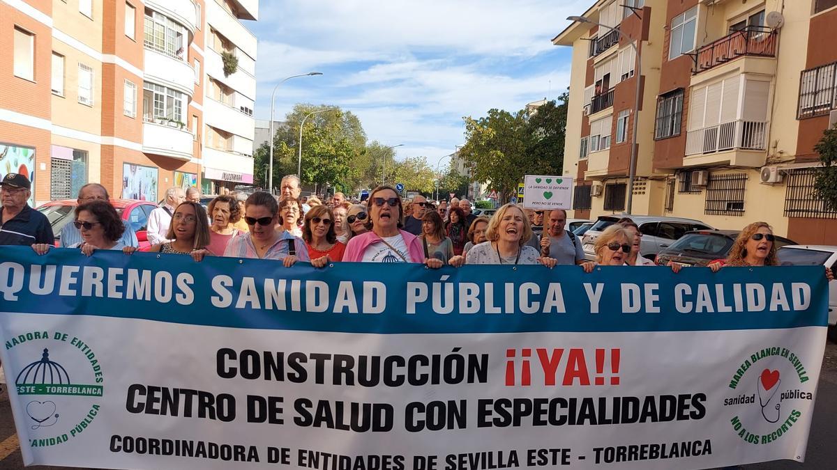 Los vecinos del distrito de Sevilla Este, Alcosa y Torreblanca se concentraron este jueves para reclamar una mejora de la sanidad pública