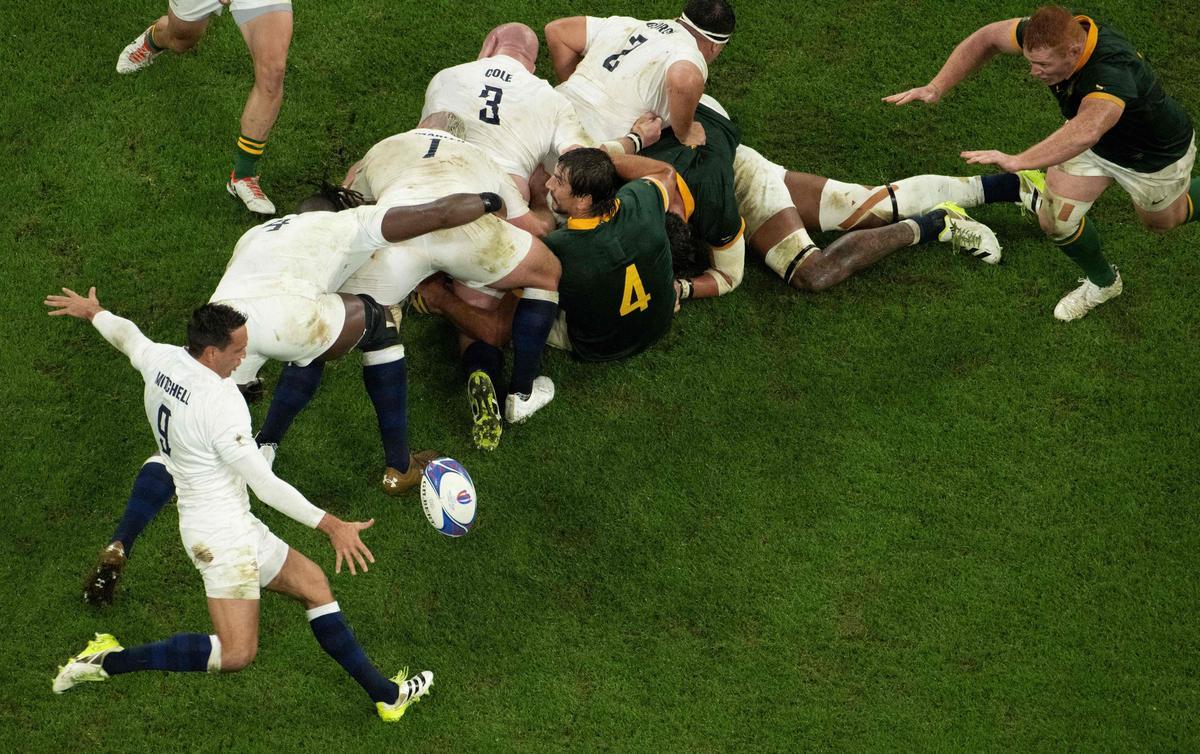 El inglés Mitchell da una patada a la caja en el mundial de rugby