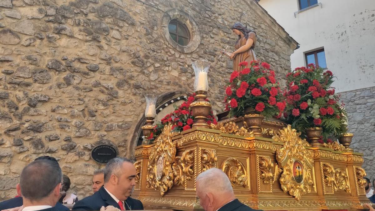VÍDEO: La Magdalena llena Llanes de claveles rojos