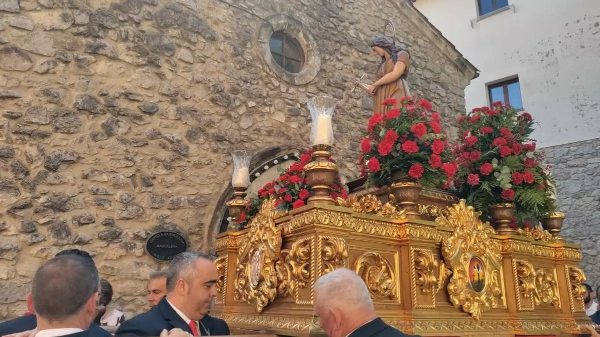 Llanes se llena de claveles rojos por la Magdalena: "Este es el día más especial"