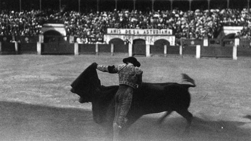 El torero Juan Belmonte, en plena faena, en agosto de 1934.