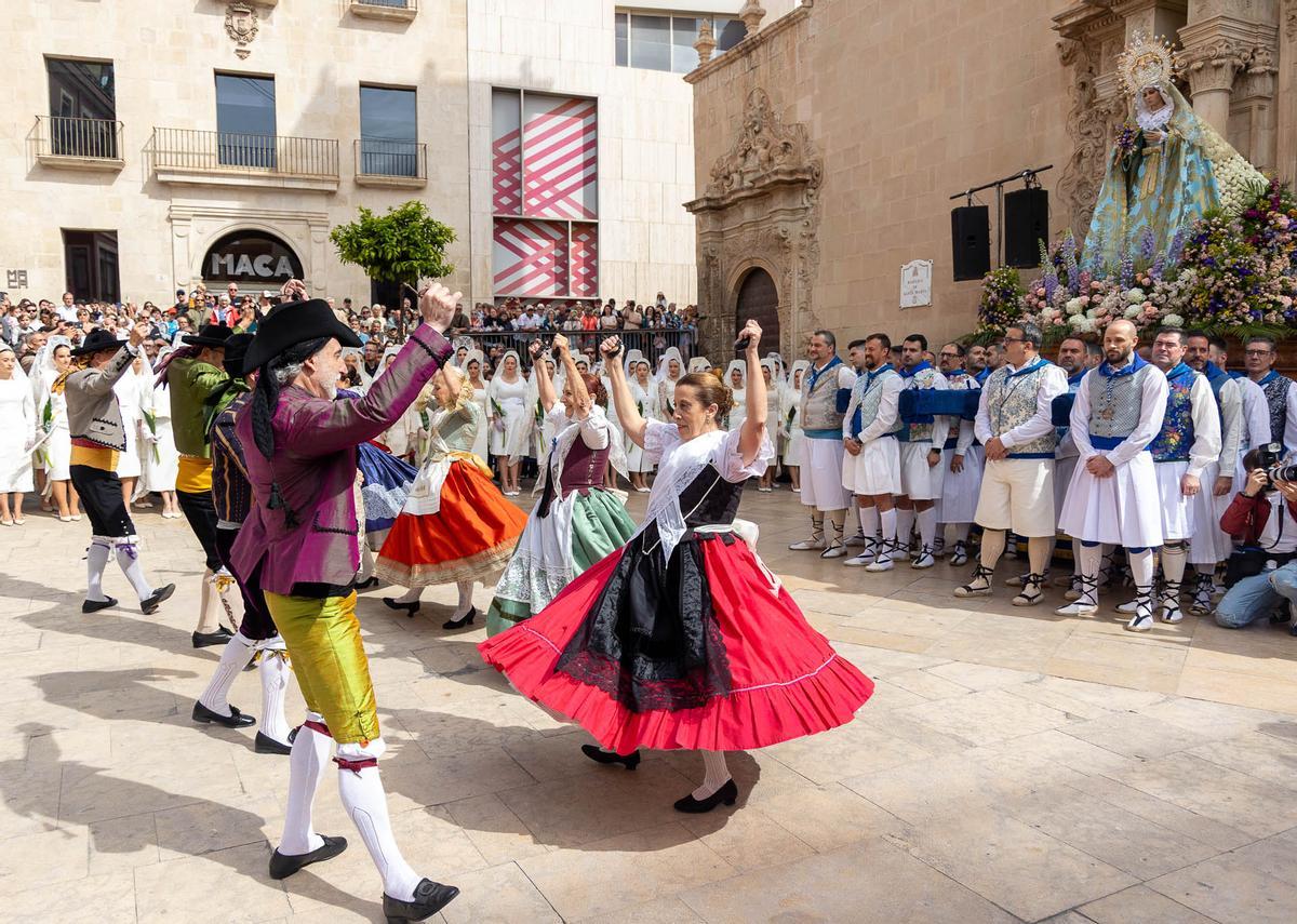 El Domingo de Resurreccion llena de luz las calles de Alicante