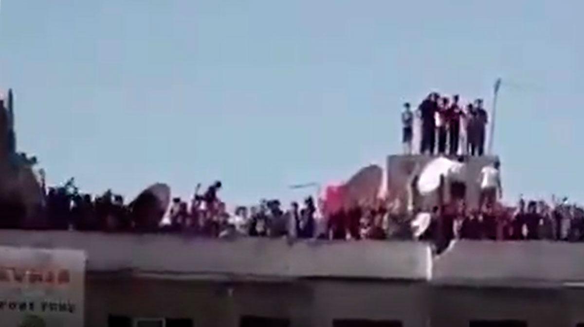 ¡Concentración masiva en la terraza de un edificio para ver el fútbol! El vídeo más surrealista que llega desde Siria