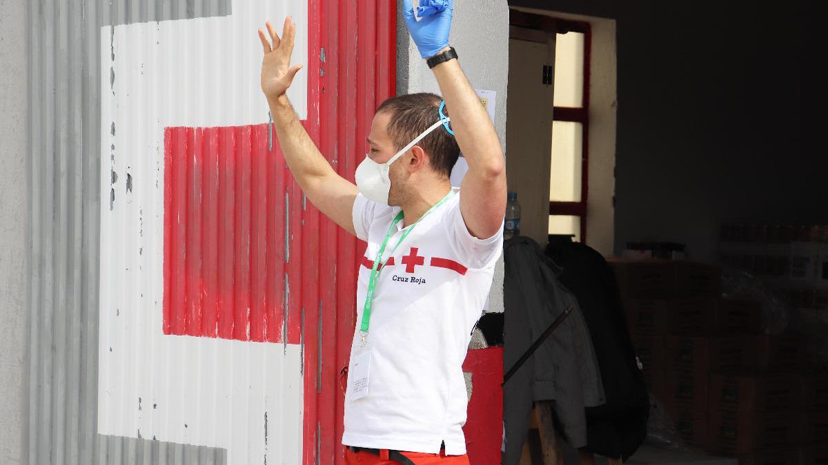 Un voluntario de Cruz Roja