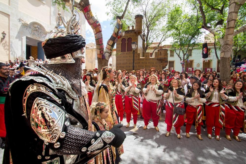 Las diez comparsas acompañan al santo en su tradicional bajada ante miles de vecinos que aguardan con emoción su paso